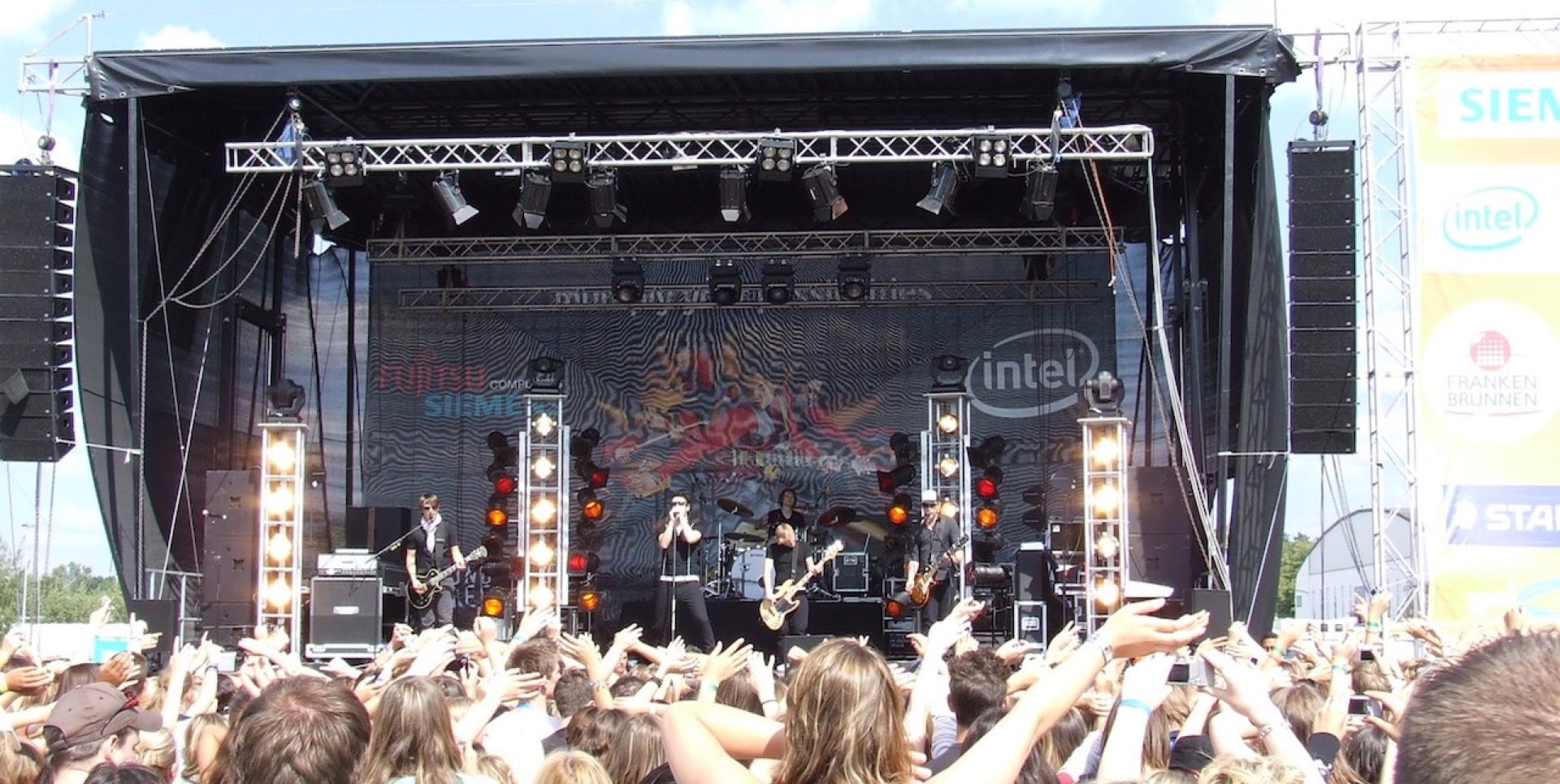 Grosse Trailerbühne auf einer Open-Air Veranstaltung